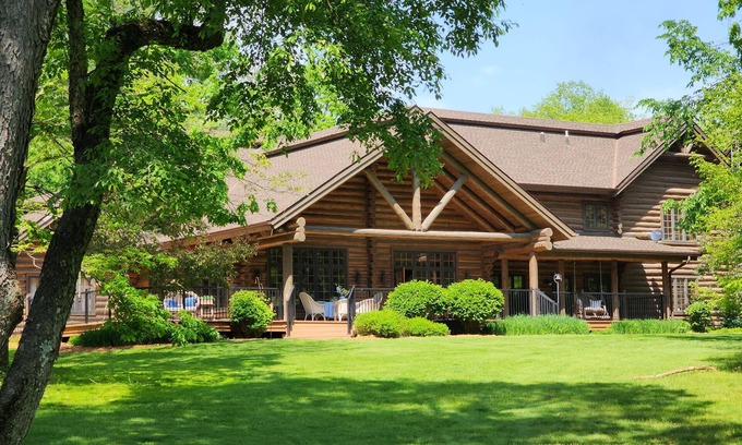 Holcomb Station Balnéaire | Amazing Retreat Property: Massive Luxury Lodge - Ensuite & Rustic Cabins for 80+