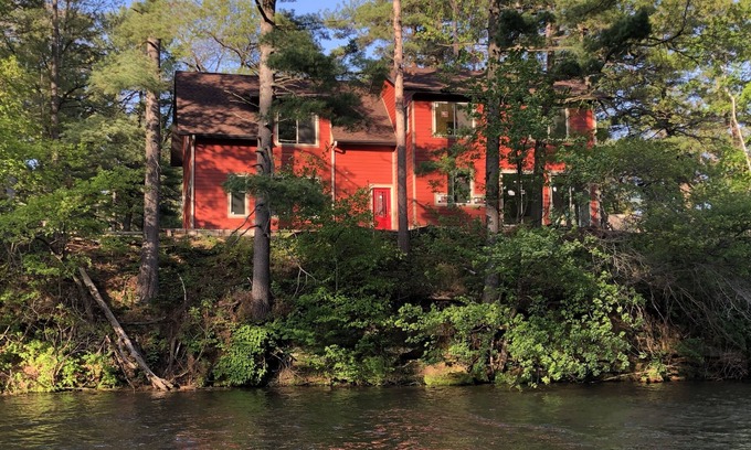 Tainter Lake Maison | Amazing River House with covered patio! Sleeps 10-14. Kayaks,Fireplace,Games.