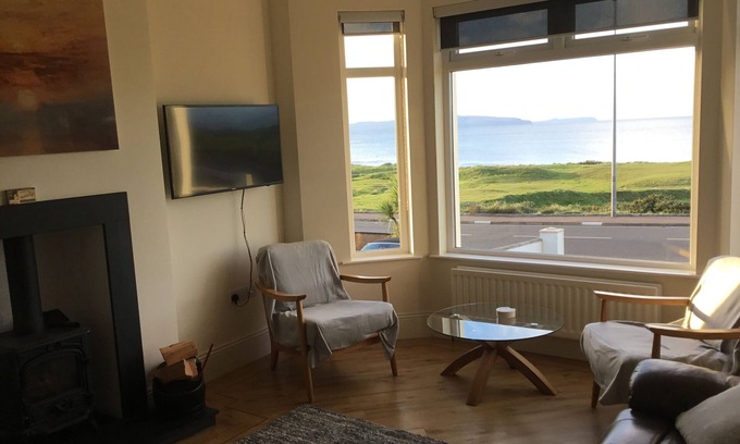 Portstewart Maison | Vues incroyables sur la mer. Emplacement central. Surplombant Old Course de Portstewart.