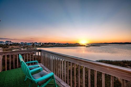 North Topsail Beach Maison | Amazing Sound View Home with Pool
