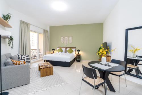 Bab Al Bahr Appartement | Amazing Studio with Balcony & Beach access-RAK