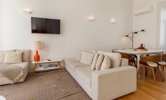 Santa Engracia Appartement | Amazing Terrace River View Apartment by LovelyStay