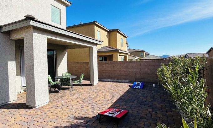 Las Vegas Maison | Amazing Vacation Home w/ 4 Bedrooms & 3 Bathrooms with View of Las Vegas Valley