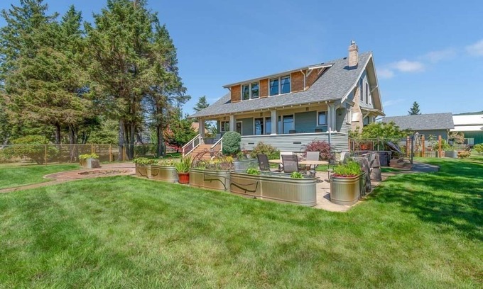 Chinook Maison | AMAZING VIEW, Waterfront, HOT TUB, Pets OK, Enclosed Yard (Bliss)