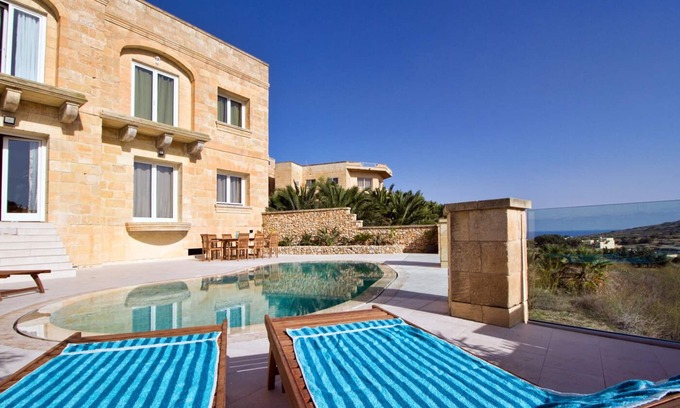 Ta' Għammar Villa | Vues incroyables, intimité totale, luxe et confort, y compris la piscine et la terrasse