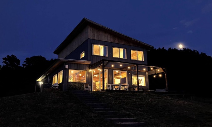 Larkspur Maison | Amazing Views, Peaceful Nature, Close to I25, entire home on Land with Hot Tub,