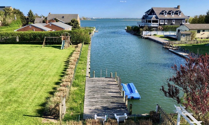 Shinnecock Hills Maison | Designer Southampton Waterfront peut accueillir 13 personnes: piscine, quai, kayaks, vélos, volley-ball