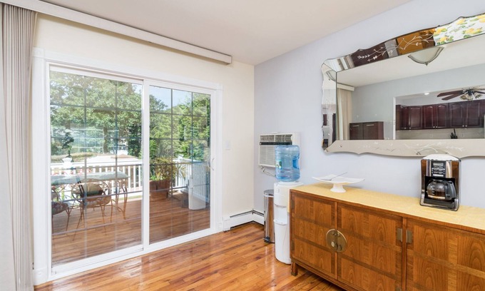 East Massapequa Maison | Incroyablement relaxant 2e étage - complet 2 BR / Bain / Cuisine complète / Lave-vaisselle