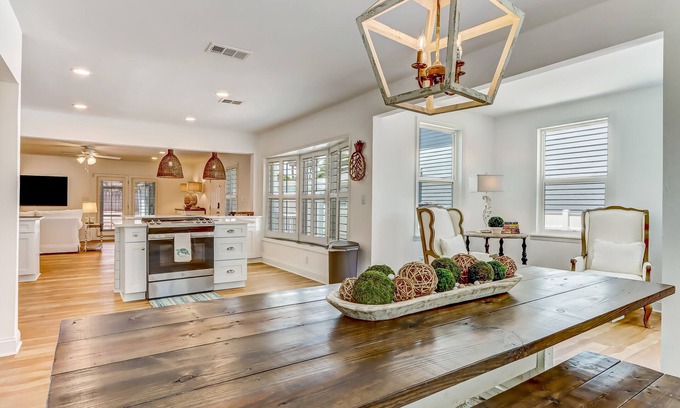 Ocean Cay Maison | "Amelia On My Mind" Beach house with backyard and screened porch - sleeps 8