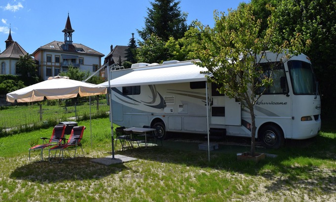 Villars-le-Grand Maison | Camping-car américain Ford Hurricane, avec slide.