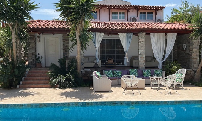 Nea Makri Villa | Villa Amomos avec piscine privée pour vacances de luxe et détente