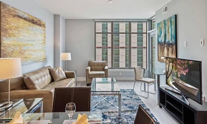 Woodmont Triangle Appartement | Ample Parking Space! Walk to Bethesda Station | Downtown Bethesda | by GLS