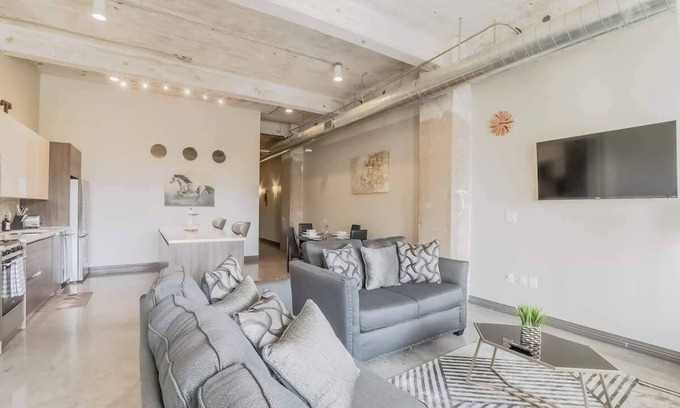 Downtown Dallas Appartement | Amyfinehouse|Breakfast+Valet+Steps to Attractions