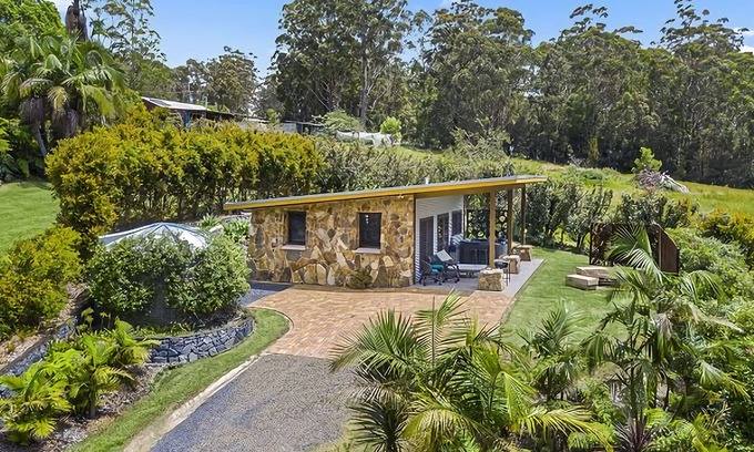 Lowanna Cabine | An adult-only, pet-friendly retreat offering privacy, comfort and life's simple pleasures.