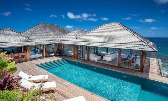 Anse des Cayes Villa | An all around modern glass villa with an amazing panoramic view