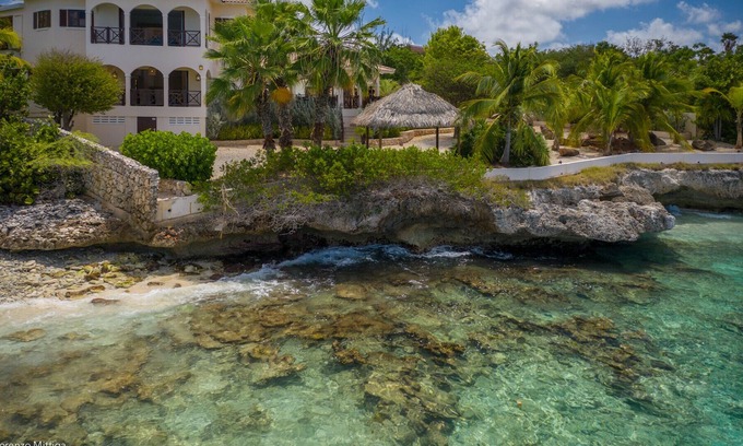 Sabadeco Villa | Villa Blossom, une villa en bord de mer avec une grande piscine!