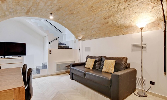 Quartier de la Place-Vendome Appartement | An Atypical 1-BR in Place Vendôme/ Tuileries