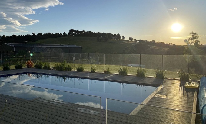 Waurn Ponds Maison | An idyllic 6 bedroom, north facing property set on 5 acres, rolling hill views.