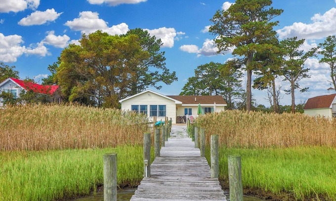 Deep Hole Maison | An Unfettered View - Beautiful ranch w/ boat dock!