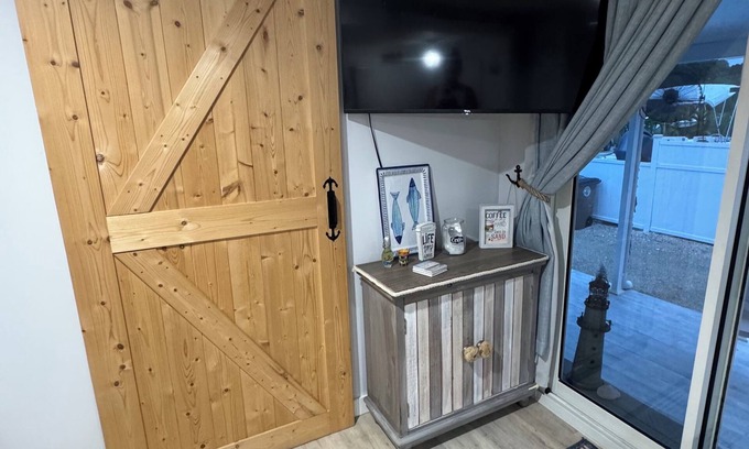 Key Largo Location De VR | Anchor by the SeanBeautiful renovated camper with a fresh coastal design