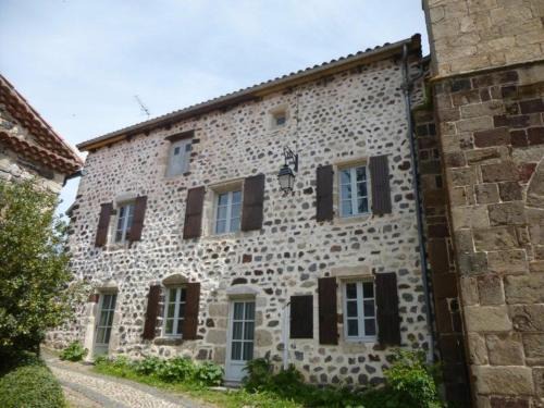 Arlempdes Maison | Ancien presbytère avec 3 chambres au pied d'une forteresse médiévale - FR-1-582-113
