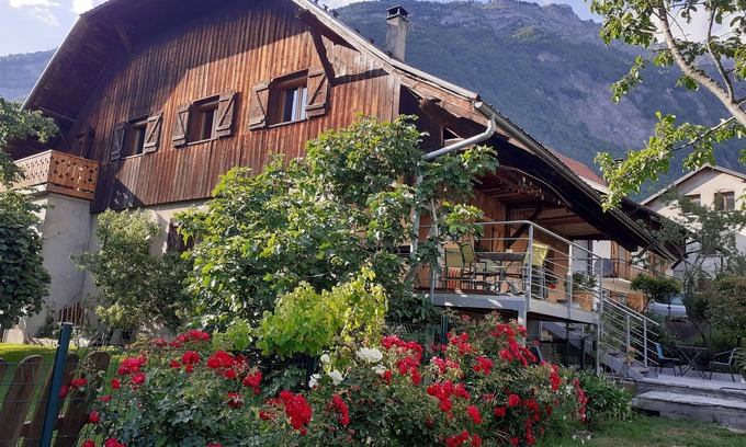 Ugine Maison | Ancienne ferme rénovée, à proximité du Lac d'Annecy et au pied des montagnes.