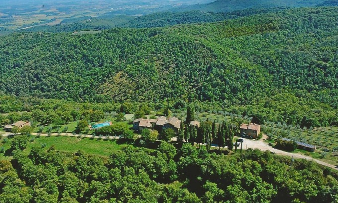 Monte San Savino Villa | Petit et ancien village en position panoramique à quelques km de Monte San Savino. 15 lits, grande p