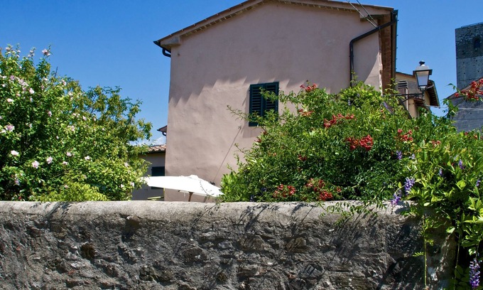 Serravalle Pistoiese Maison | MAISON ANCIENNE RENOVEE AVEC JARDIN DANS VILLAGE MÉDIÉVAL - LE JARDIN SECRET