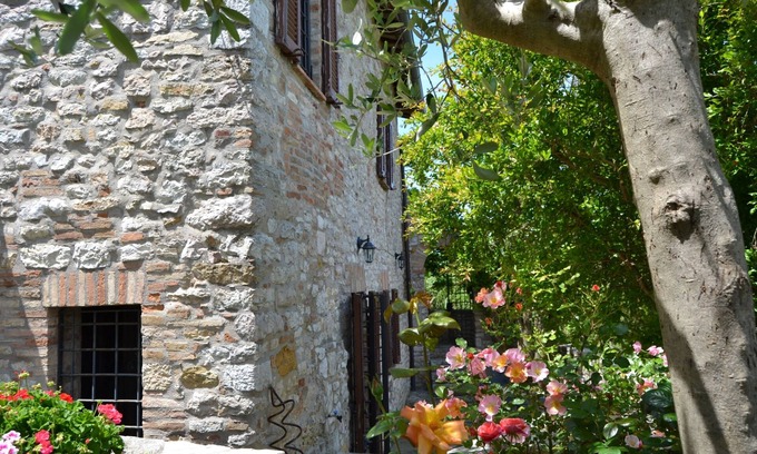 Corciano Maison | Location maison ancienne en pierre avec jardin dans le centre et donne sur l'Ombrie-Toscane