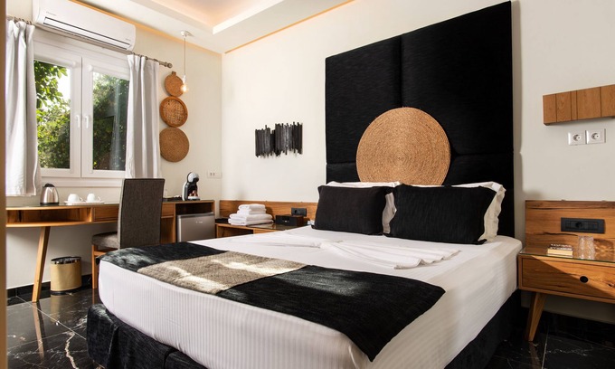 Adamas Appartement | Angelica's "Superior" Room in Adamas