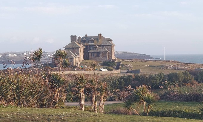 Trearddur Bay Appartement | ANGLESEY, Treaddur Bay, King Arthur Suite 6 bed apartment ideal for family hols.