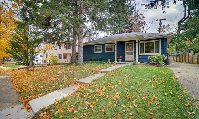 Ann Arbor Maison | Ann Arbor Home w/ Deck, 2 Mi to Michigan Stadium!