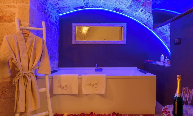 Conversano Maison | Anna Luxury Suite with hot tub in the center of Conversano, for couples