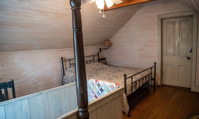 Dickerson Run Lit Et Petit-Déjeuner | AnnaLee room at The Farmhouse Bed & Breakfast at Maple Bottom Farm