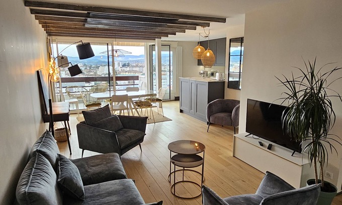 Novel Appartement | Annecy, lumineux triplex 5 lits avec toit terrasse surplombant lac et montagnes.