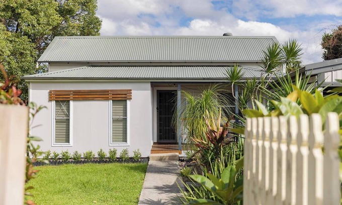 Charlestown Maison | Charlestown Cottage Beachside in Lake Macquarie