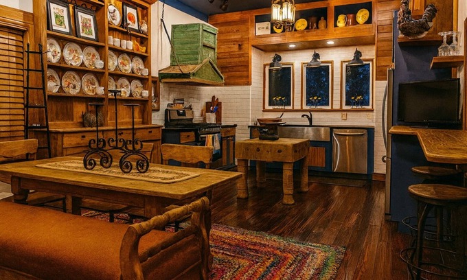 Fayetteville Maison | 1895 Farm and Barn your Antique Headquarters for Round Top Shows