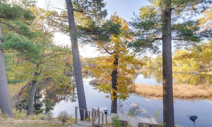 Waupaca Maison | Antiquing & Fishing: Riverfront Waupaca Home!