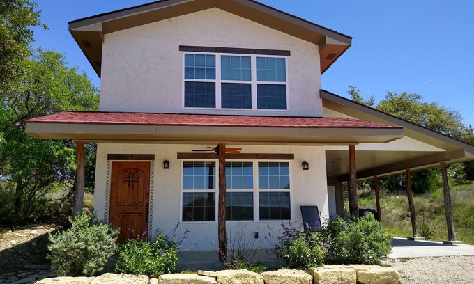 Boerne Maison | Antler Guesthouse, stunning views, not affected by flooding seen in other towns!