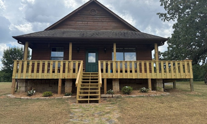 Bates Maison | Antler Oaks Lakeside Cabin