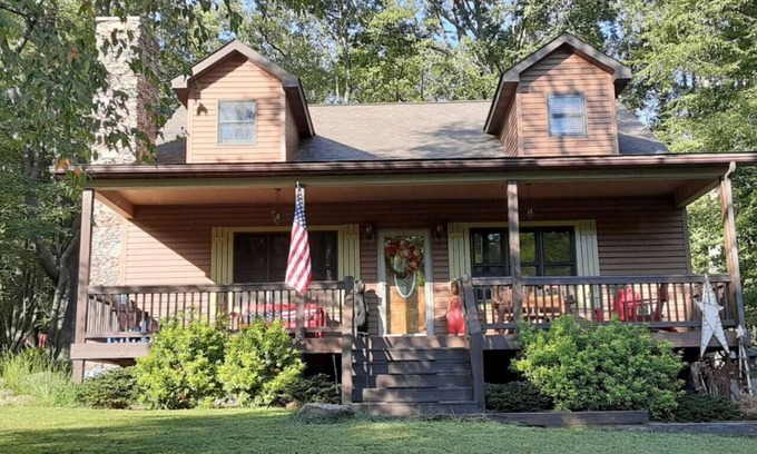 Alpine Lake Maison | Amazing 2 bedroom cabin with a screened in back porch!