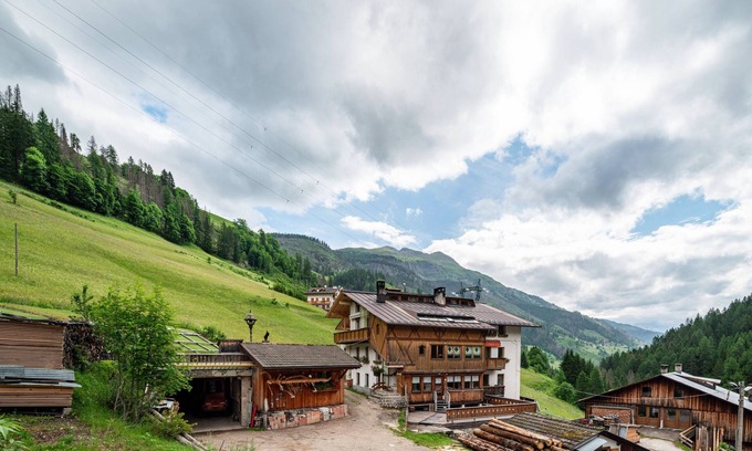 Livinallongo del Col di Lana Appartement | Appartement 'Appartamento La Mirandola Rosso' avec vue sur les montagnes, terrasse et Wi-Fi