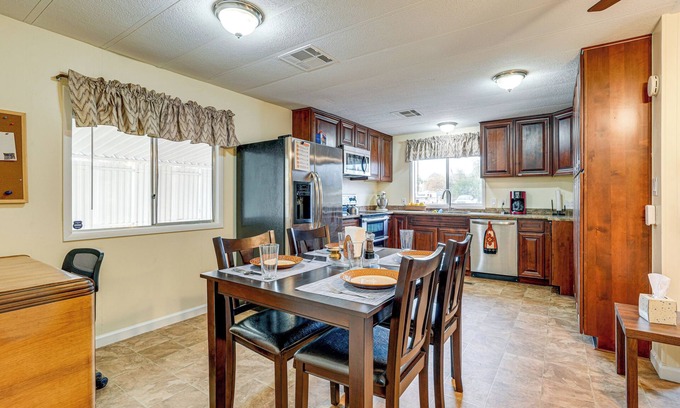 Apache Junction Maison | Apache Junction Home w/ Covered Deck + Grill