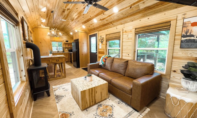 Somerville Cabine | Apache Log Cabin - Walk to Lake, Pet Friendly