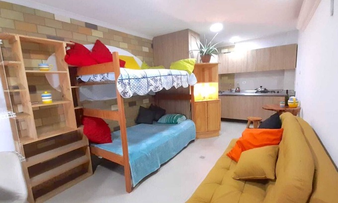 Suramericana Appartement | Aparta Estudio Hostal Acogedor Camarote , Sofá Cama, Cocina, Mesa, Baño
