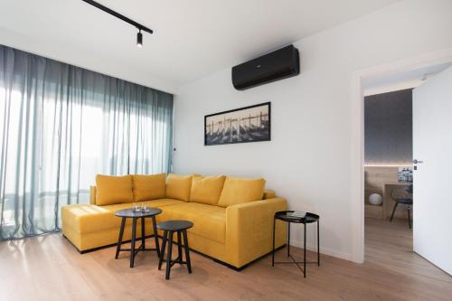 Stare Miasto District Appartement | Apartament Żółta Sofa