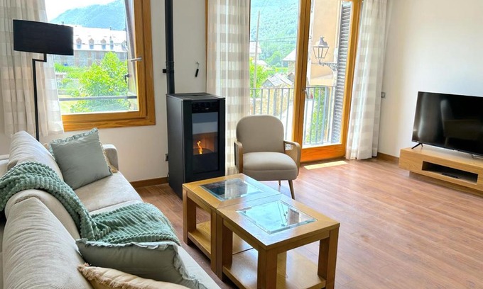 Esterri D'Aneu Appartement | Apartament al centre d'Esterri amb vistes úniques by RURAL D'ÀNEU