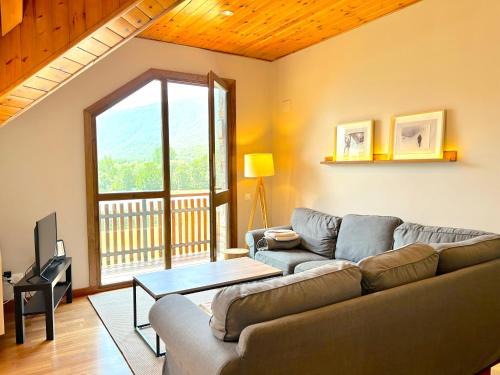 Esterri D'Aneu Appartement | Apartament rústic amb encant i balcó by RURAL D'ÀNEU