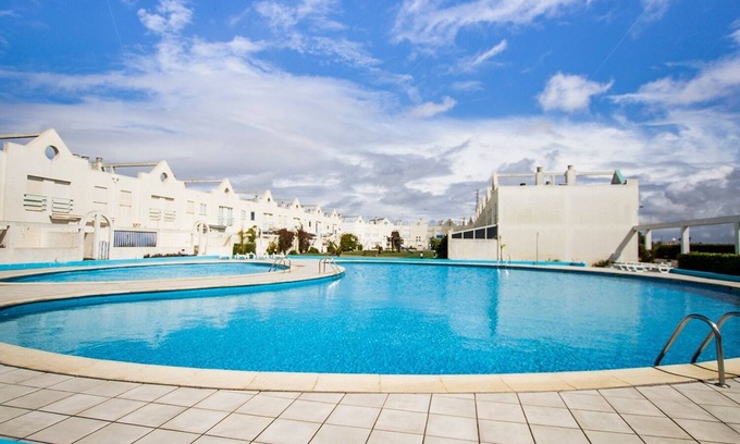 Barra Copropriété | Apartamento com Dois Quartos e Piscina em Condomínio Privado. A 10 Min. da Praia
