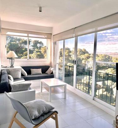 Pals Appartement | Apartamento con piscina y vistas al mar